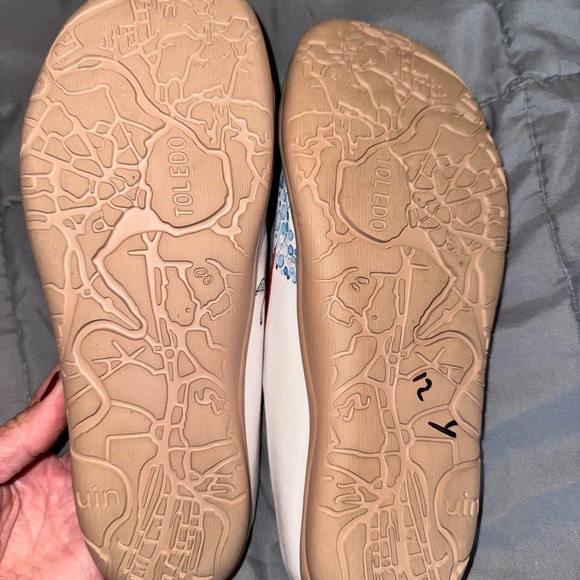 UIN Beige and White Slip-On Shoes size 8 - Picture 3 of 4